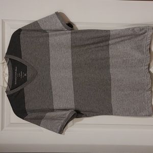 BANANA REPUBLIC SIZE M GREY STRIPED T SHIRT